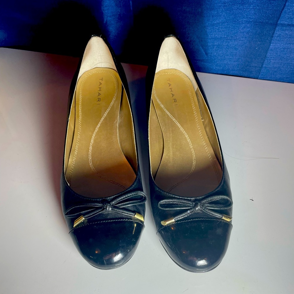 TAHARI block heel pump